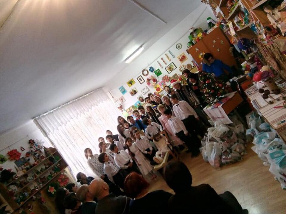 Program artistic cu poezii și cântece de iarnă, colinde și urături, la Centrul Școlar de Educație Incluzivă Suceava