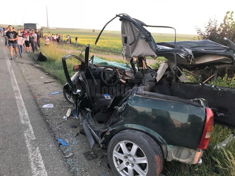 Autoturismul Opel în care se aflau cei doi tineri de 19 și 18 ani implicați în accidentul de la Ratoș
