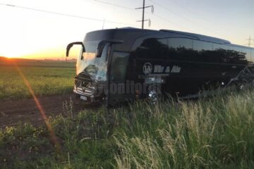 Șoferul autocarului ucrainean nu a păstrat distanța regulamentară și a lovit în spate autoturismul Opel pe care l-a proiectat pe contrasens, într-un tir