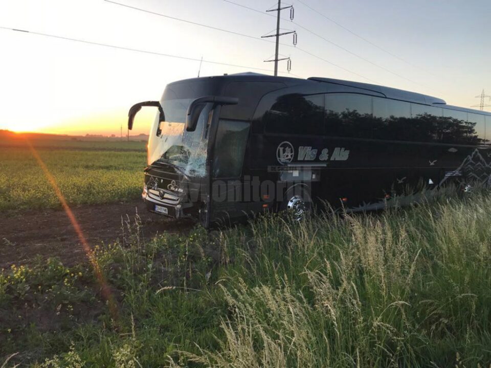 Șoferul autocarului ucrainean nu a păstrat distanța regulamentară și a lovit în spate autoturismul Opel pe care l-a proiectat pe contrasens, într-un tir