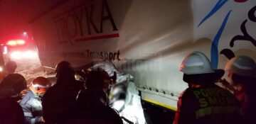 Impact nimicitor: un Ford Focus a intrat sub un tir, iar cinci tineri cu vârste între 17 și 21 de ani au murit pe loc