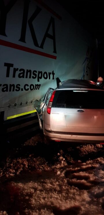 Impact nimicitor: un Ford Focus a intrat sub un tir, iar cinci tineri cu vârste între 17 și 21 de ani au murit pe loc