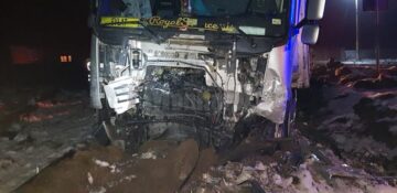 Impact nimicitor: un Ford Focus a intrat sub un tir, iar cinci tineri cu vârste între 17 și 21 de ani au murit pe loc