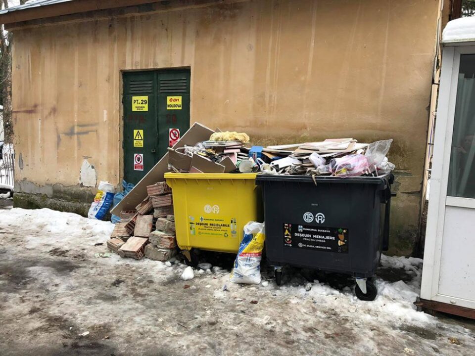 Resturile de materiale de construcții au umplut pubelele destinate colectării selective a deșeurilor