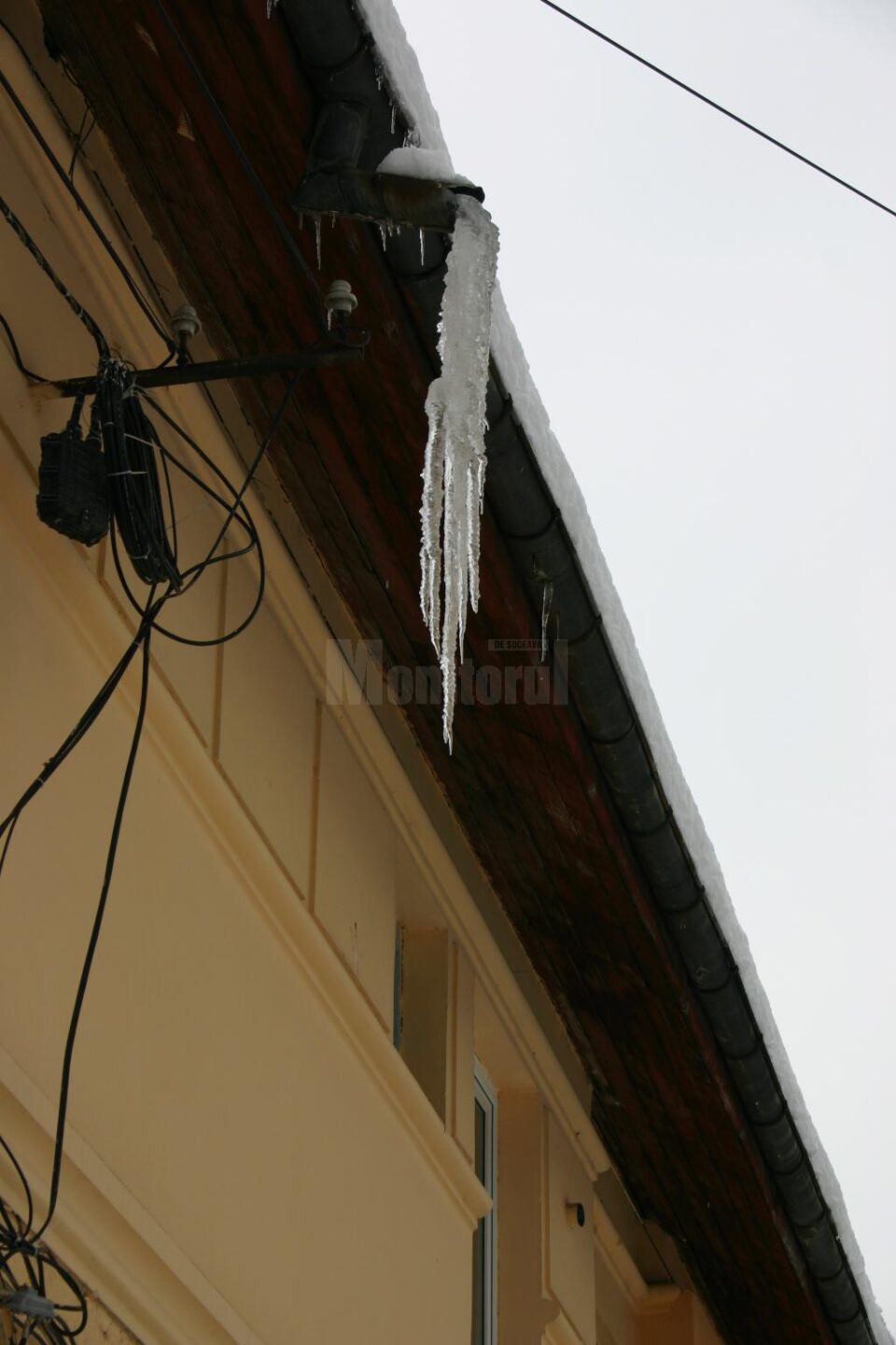 Și-a găsit mașina avariată de țurțuri căzuți de pe bloc