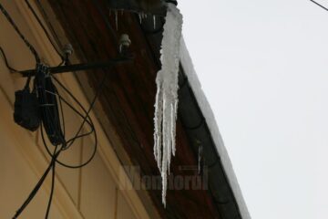 Și-a găsit mașina avariată de țurțuri căzuți de pe bloc