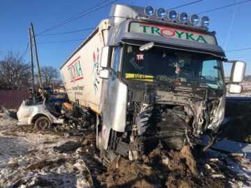 Impact nimicitor: un Ford Focus a intrat sub un tir, iar cinci tineri cu vârste între 17 și 21 de ani au murit pe loc