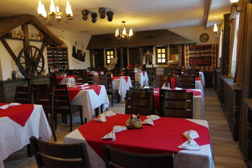 Casa Bucovineană de pe strada Petru Rareș din municipiul Suceava își așteaptă oaspeții cu bucate alese, într-un ambient rafinat