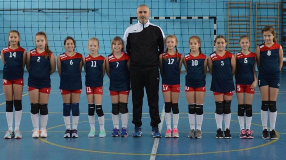 Micile voleibaliste de la ACS Kinder Suceava, alături de antrenorul Ionuț Beligan