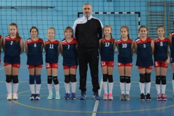 Micile voleibaliste de la ACS Kinder Suceava, alături de antrenorul Ionuț Beligan