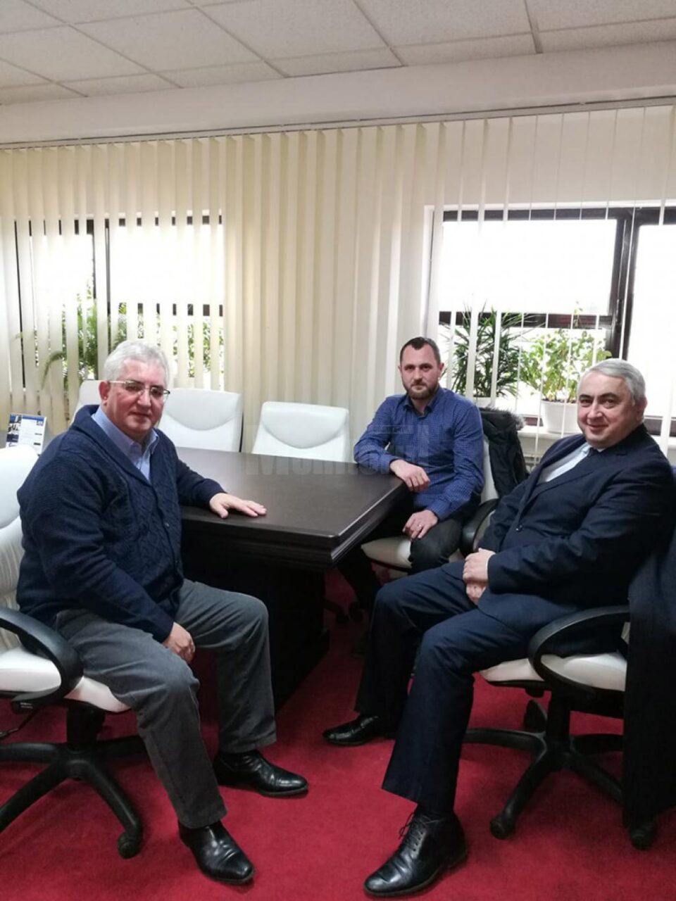 Primarul Ion Lungu s-a întâlnit cu rectorul USV, Valentin Popa, și antrenorul echipei de handbal, Adrian Chiruț Primarul Ion Lungu s-a întâlnit cu rectorul USV, Valentin Popa, și antrenorul echipei de handbal, Adrian Chiruț