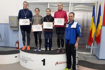 Antrenorul Silviu Casandra alături de cele patru sportive de la CSM Suceava