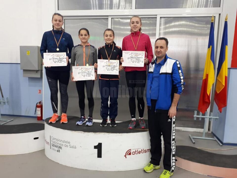 Antrenorul Silviu Casandra alături de cele patru sportive de la CSM Suceava