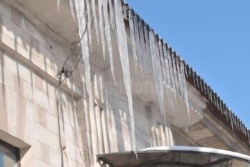 Țurțurii de pe bloc au căzut și au distrus autoturismul parcat în vecinătate Țurțurii de pe bloc au căzut și au distrus autoturismul parcat în vecinătate