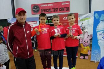 Cei trei premianți și antrenorul