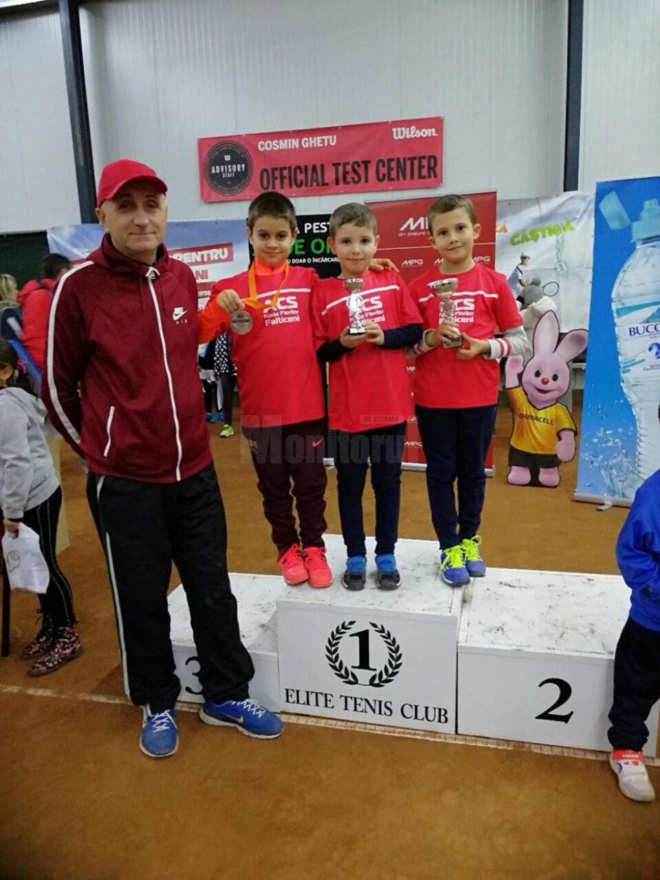 Cei trei premianți și antrenorul