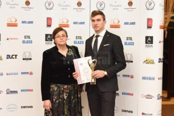 Luca Ciubotaru, alături de mama sa, Maria, la Gala "Top 10 Suceveni"
