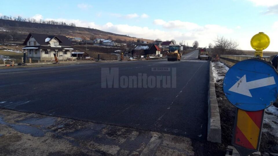 Stratul de asfalt turnat pe podul de pe E 85