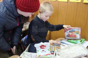 Peste 240 de copii din sate sărace din județele Suceava și Botoșani, ajutați în cadrul proiectului social „Cutia cu Vise”