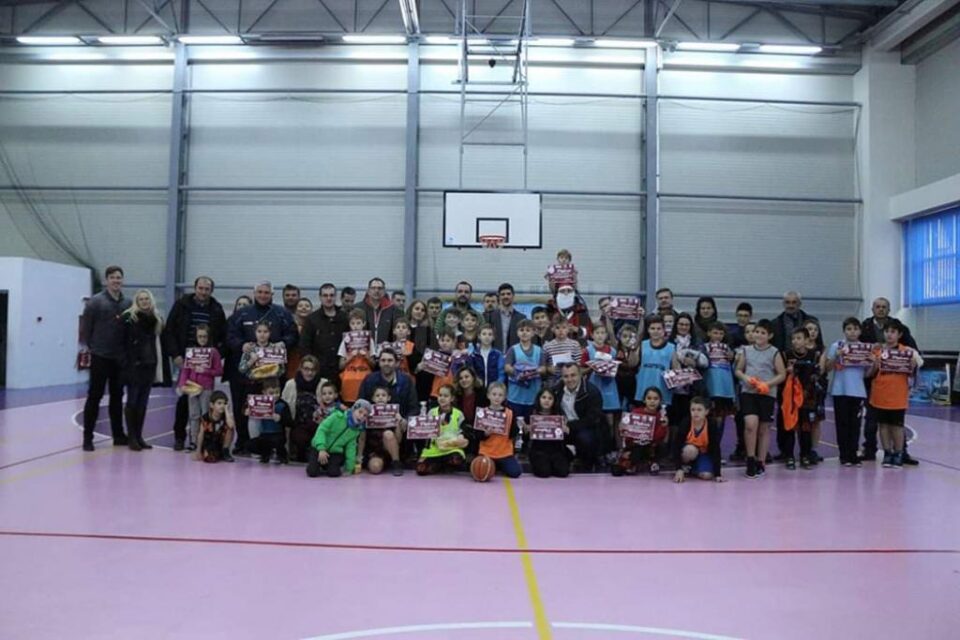 Acțiunea caritabilă Moș Crăciun joacă Baschet este la a treia ediție
