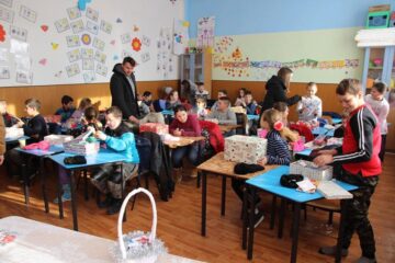 Upgrade Suceava a desfășurat zilele acestea proiectul social „Cutia cu Vise” prin care a adus bucurie în inima a peste 240 de copii din sate sărace
