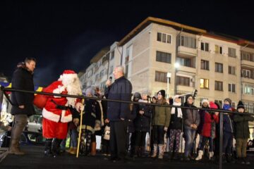 Moș Crăciun a venit încărcat cu mii de cadouri în centrul Sucevei