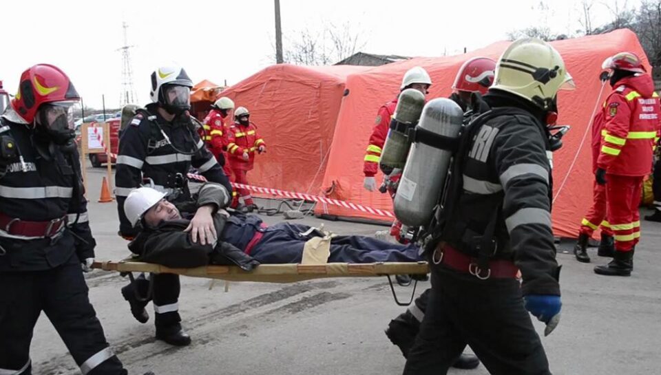 Imagini cu salvarea victimelor în timpul exercițiului combinat
