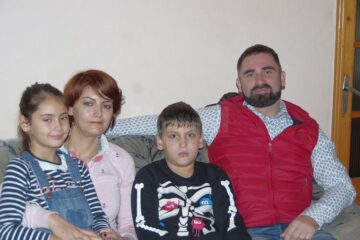 Vasile Oșean cu soția și cei doi copii