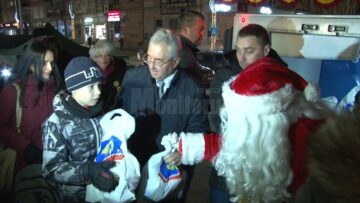 Moș Crăciun a venit încărcat cu mii de cadouri în centrul Sucevei