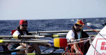 Vasile Oșean în barca cu vâsle cu care a reușit să traverseze Oceanul Atlantic