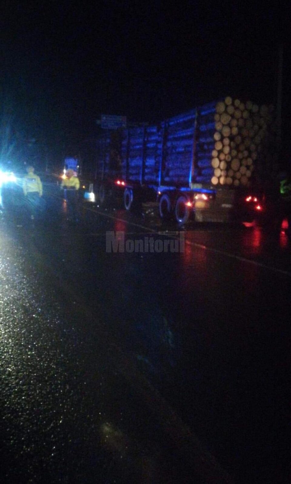 Un camion cu lemne și două autoturisme, implicate într-un accident, la Ilișești