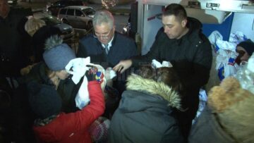 Moș Crăciun a venit încărcat cu mii de cadouri în centrul Sucevei