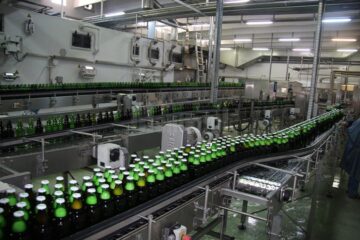 Sticle pe bandă în secția de îmbuteliere a fabricii Bermas