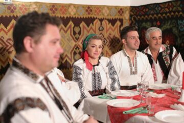 Lumea plină de farmec a Crăciunului, cu colinde și bucate tradiționale, reînviată de echipa „10 pentru folclor”
