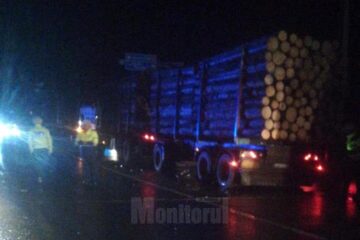 Vehiculul greu care transporta lemn