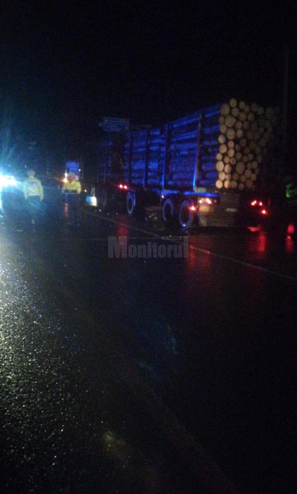 Vehiculul greu care transporta lemn
