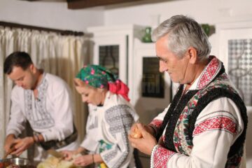 Lumea plină de farmec a Crăciunului, cu colinde și bucate tradiționale, reînviată de echipa „10 pentru folclor”