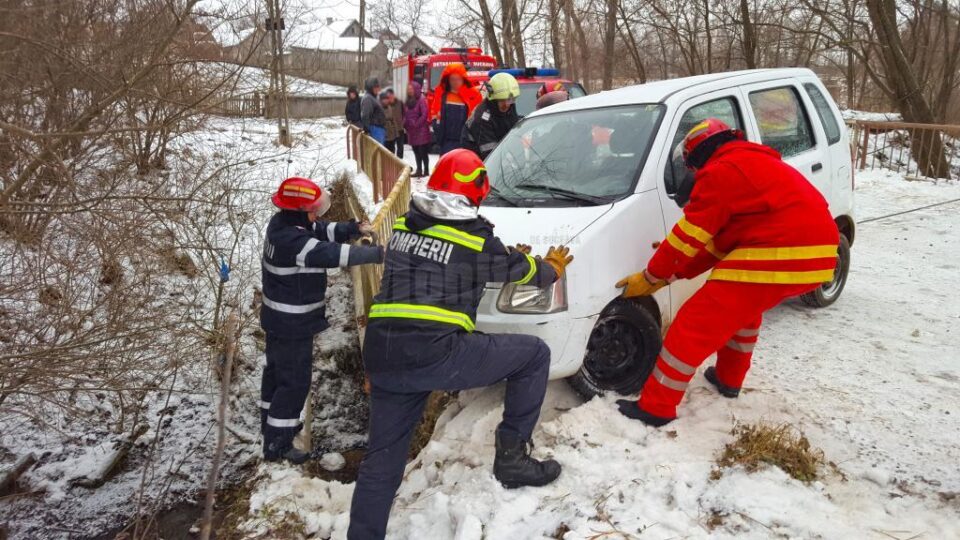 Victimă scoasă de pompieri dintr-o mașină rămasă suspendată pe un pod, în urma unui accident rutier
