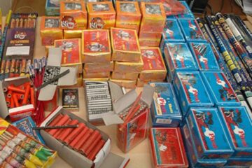 600 de petarde confiscate în urma unei percheziții, în cadrul unei anchete demarate de polițiști