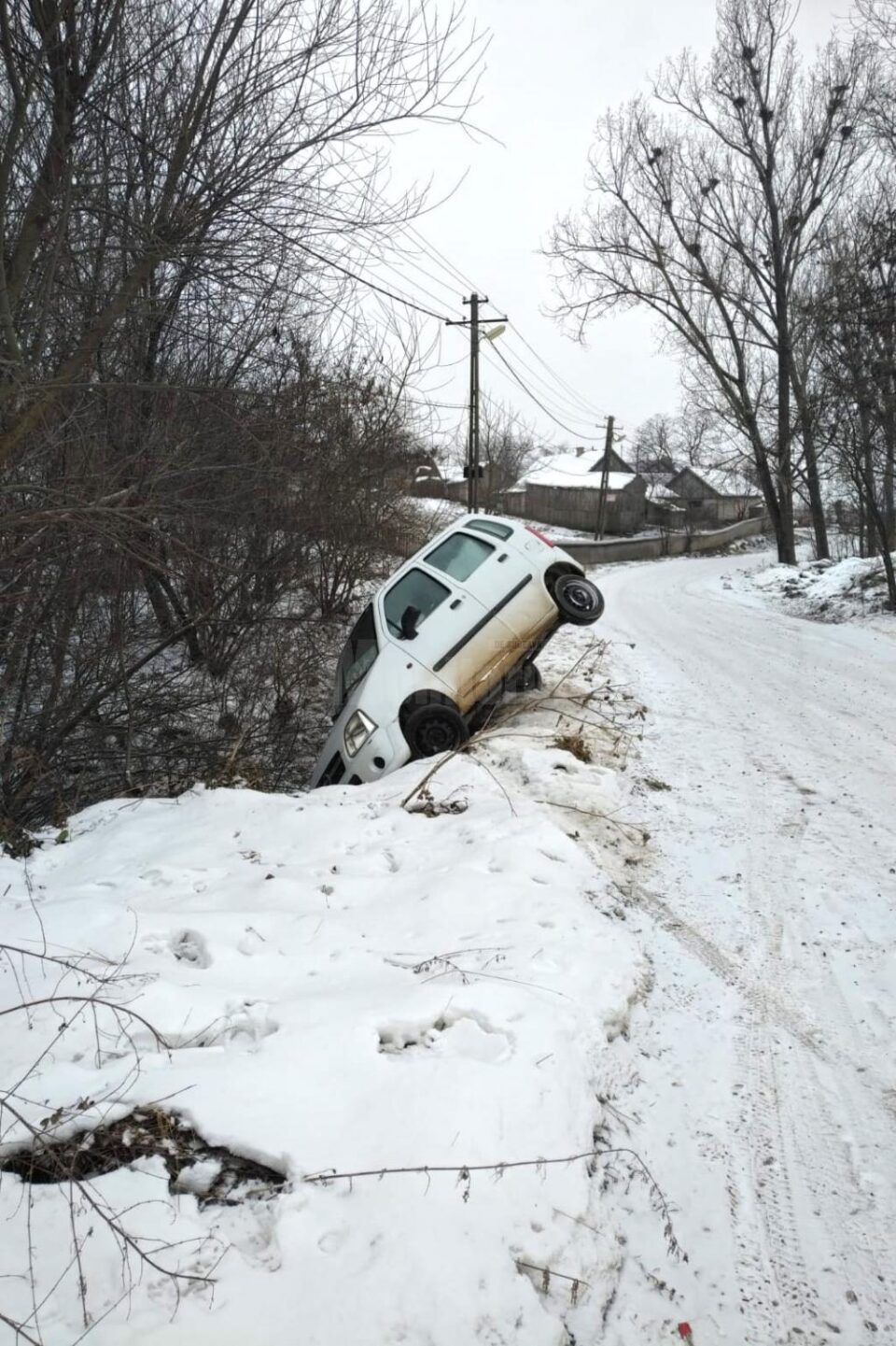 Victimă scoasă de pompieri dintr-o mașină rămasă suspendată pe un pod, în urma unui accident rutier