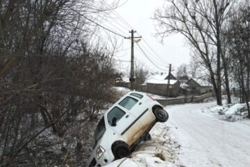 Victimă scoasă de pompieri dintr-o mașină rămasă suspendată pe un pod, în urma unui accident rutier