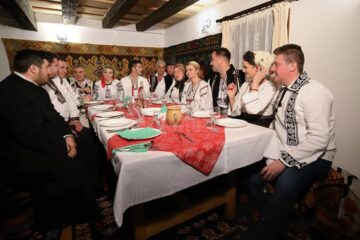 Lumea plină de farmec a Crăciunului, cu colinde și bucate tradiționale, reînviată de echipa „10 pentru folclor”
