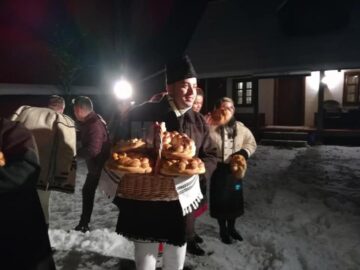 Lumea plină de farmec a Crăciunului, cu colinde și bucate tradiționale, reînviată de echipa „10 pentru folclor”