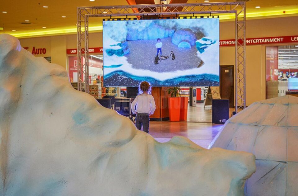 Personaje virtuale proiectate pe un ecran gigant, la Iulius Mall
