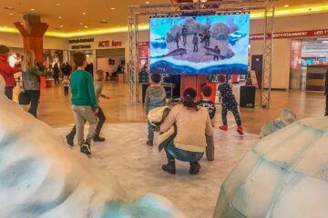 Personaje virtuale proiectate pe un ecran gigant, la Iulius Mall