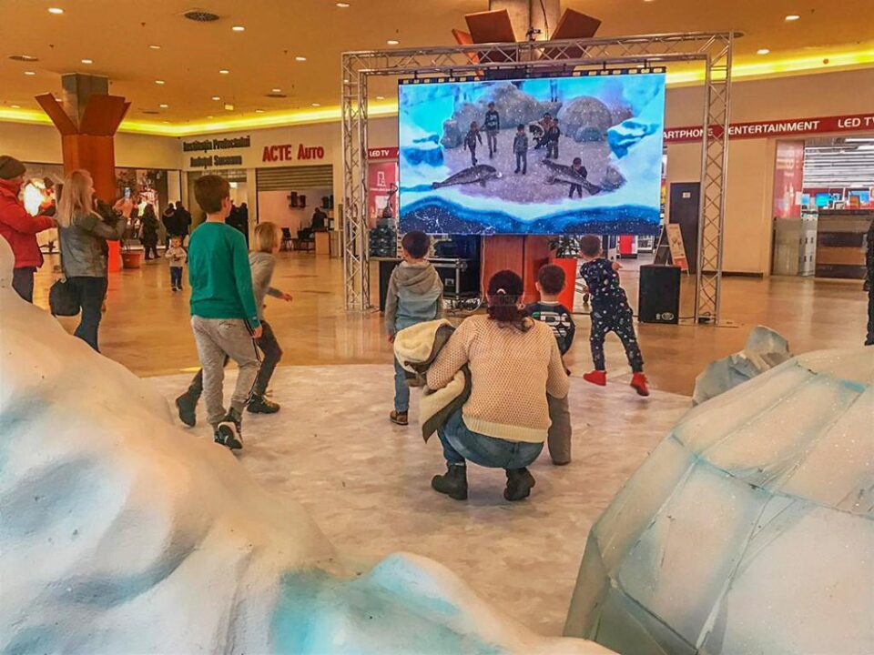 Personaje virtuale proiectate pe un ecran gigant, la Iulius Mall