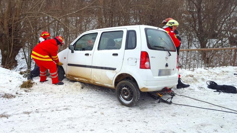 Victimă scoasă de pompieri dintr-o mașină rămasă suspendată pe un pod, în urma unui accident rutier