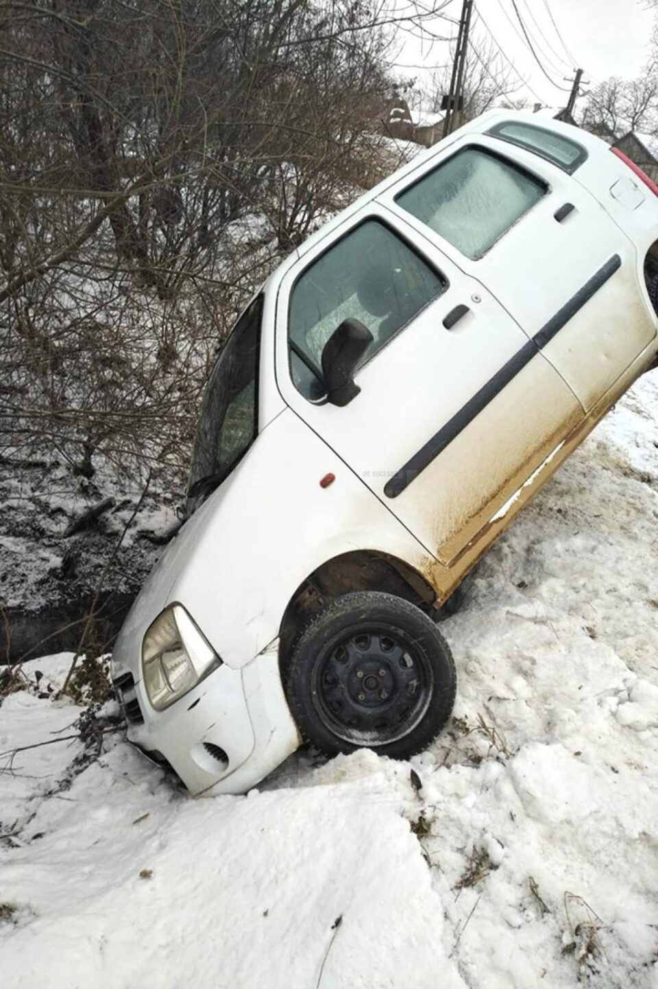 Autoturismul în care se aflau cele două femei a rămas suspendat deasupra albiei pârâului, după ce a lovit balustrada podului