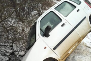 Autoturismul în care se aflau cele două femei a rămas suspendat deasupra albiei pârâului, după ce a lovit balustrada podului