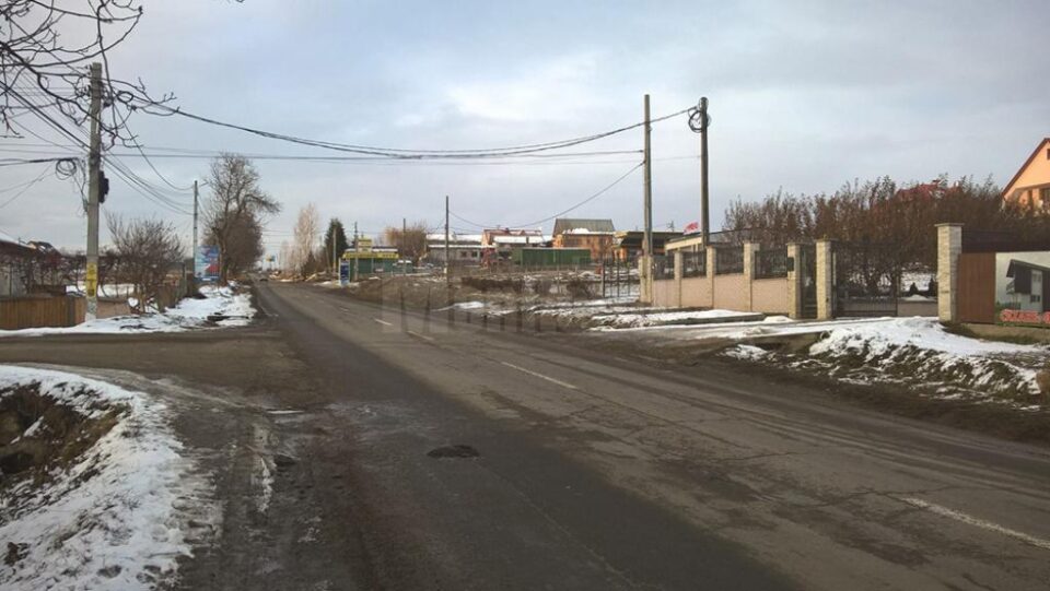 Femeia a ieșit de pe strada secundară din stânga și a traversat drumul județean, fiind lovită de o mașină care venea dinspre Bosanci spre Suceava